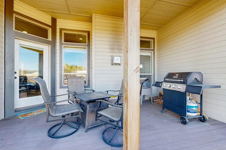 Modern McCall Retreat with Fire Pit & Patio House in McCall