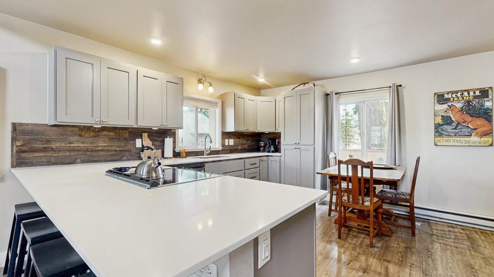 Cozy Lofted Cottage 1 Miles to Downtown House in McCall