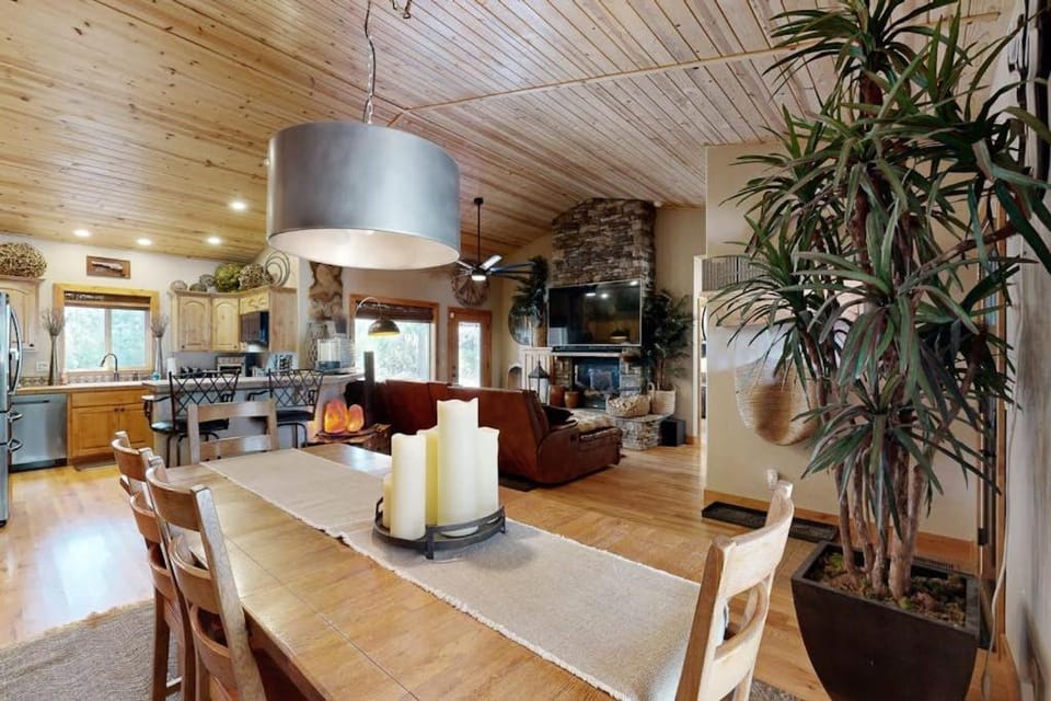 Modern Mountain Cabin 2 Miles to Downtown Cabin in McCall
