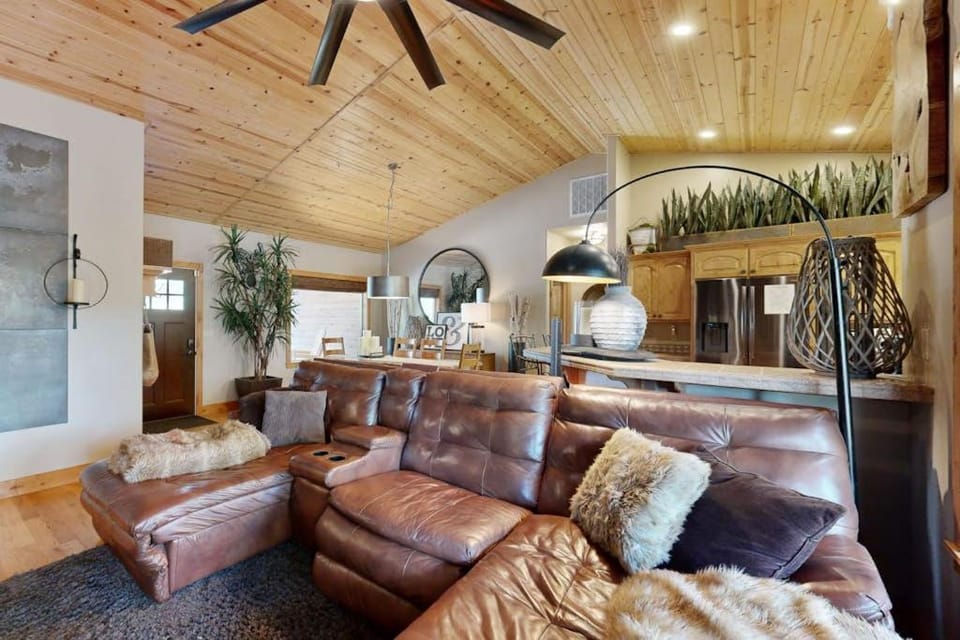 Modern Mountain Cabin 2 Miles to Downtown Cabin in McCall