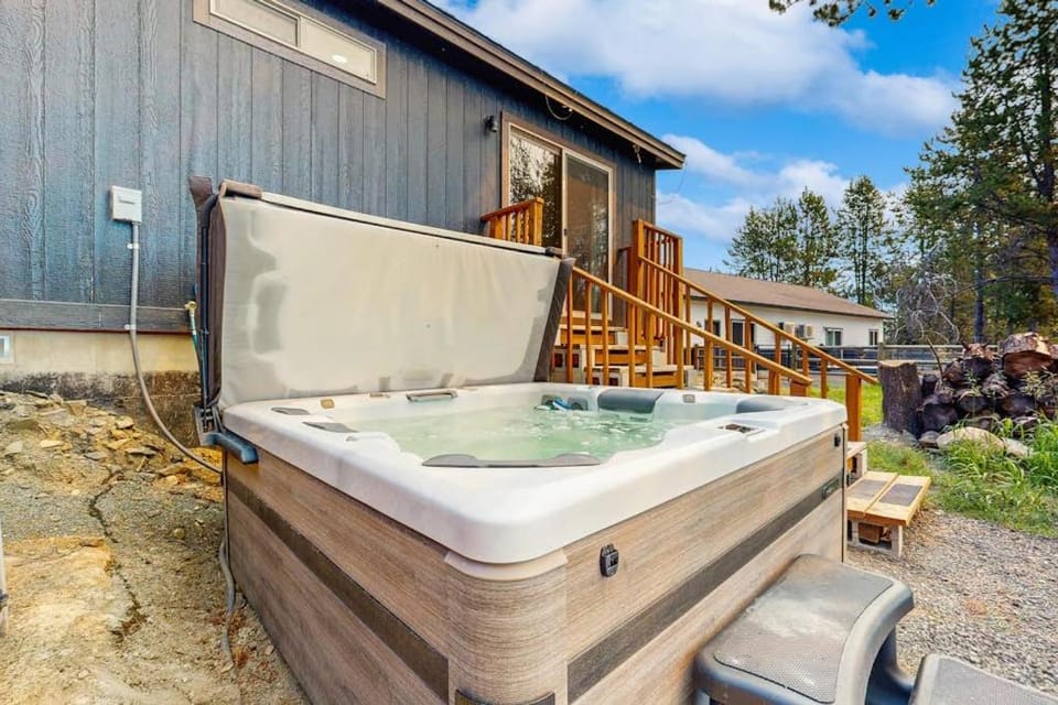 Meadow View Cabin Hot Tub & Ski Access Cabin in Valley County