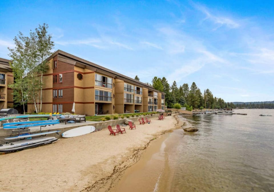 Crystal Beach Condo - Lake Views & Pool House in McCall