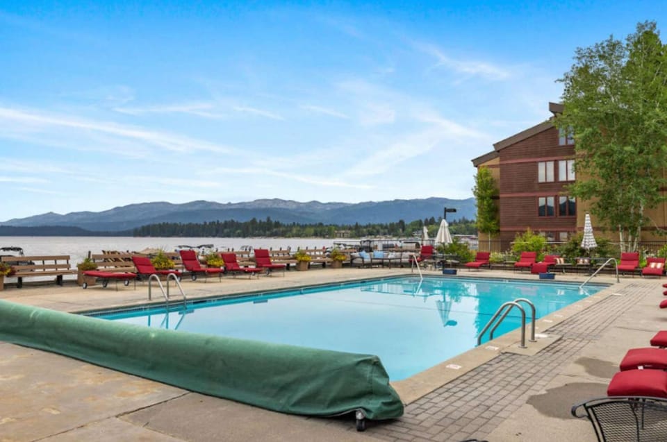 Crystal Beach Condo - Lake Views & Pool House in McCall