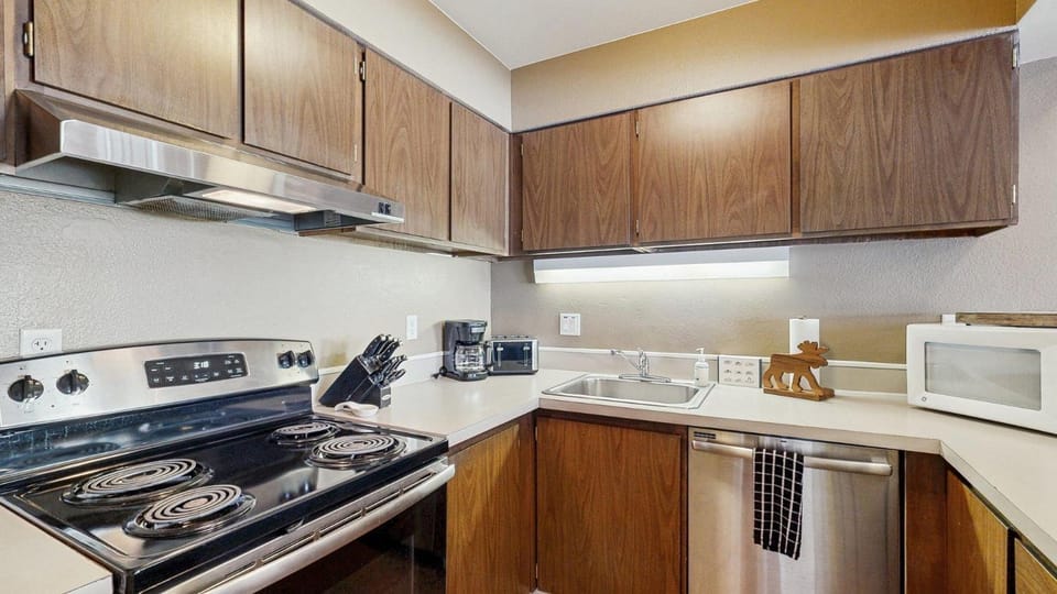 Crystal Beach Condo - Lake Views & Pool House in McCall