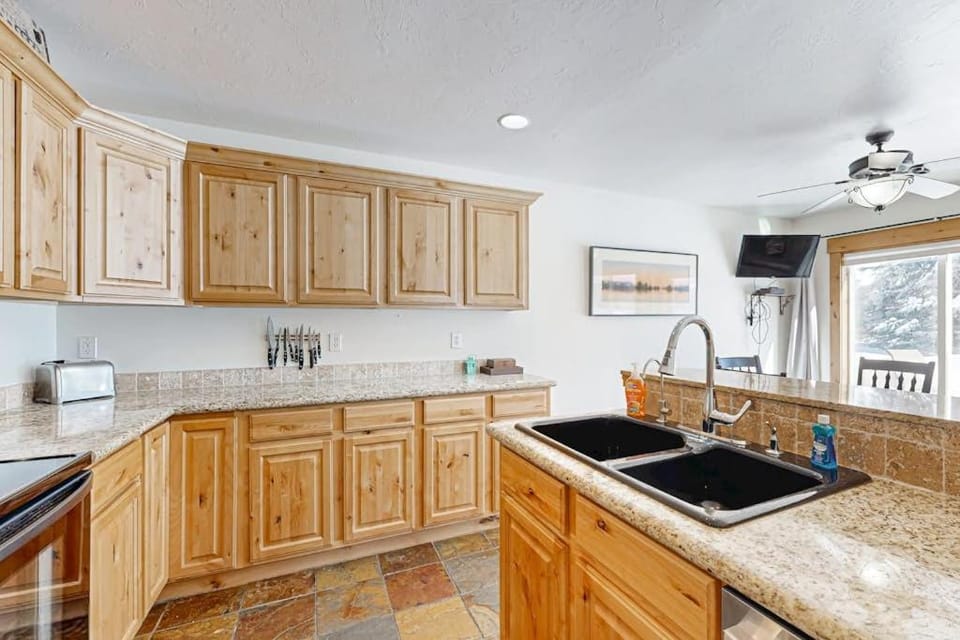 McCall Townhome Pool Hot Tub & Gym Access House in McCall