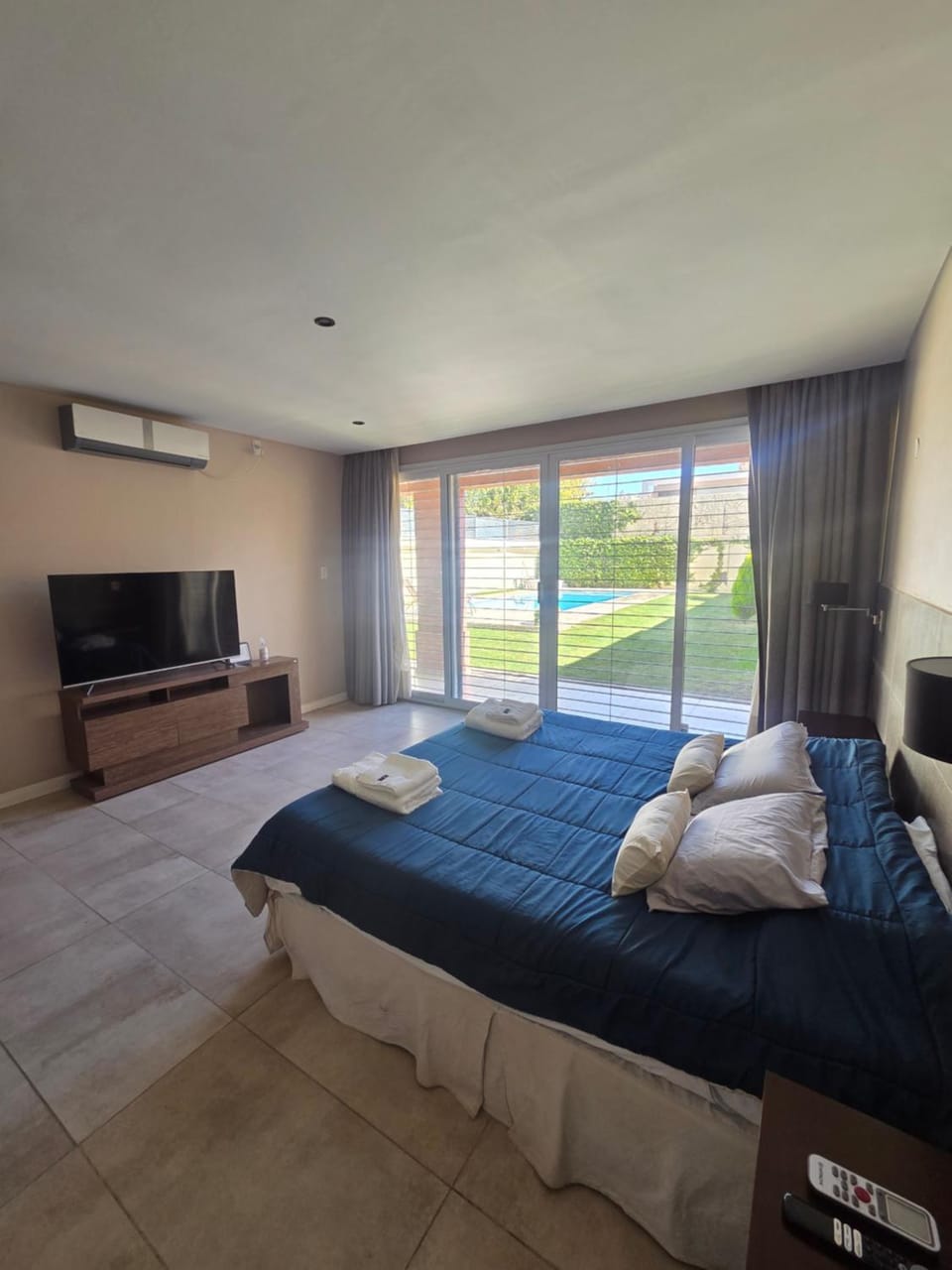 Bed, TV and multimedia, Photo of the whole room, Bedroom, towels