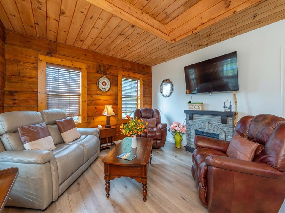 Hoots Hideaway - Porch - Fire Pit - Prime Location - Family Friendly House in Tennessee