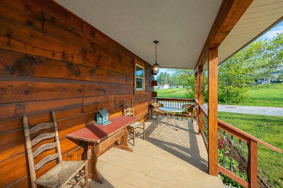 Hoots Hideaway - Porch - Fire Pit - Prime Location - Family Friendly House in Tennessee