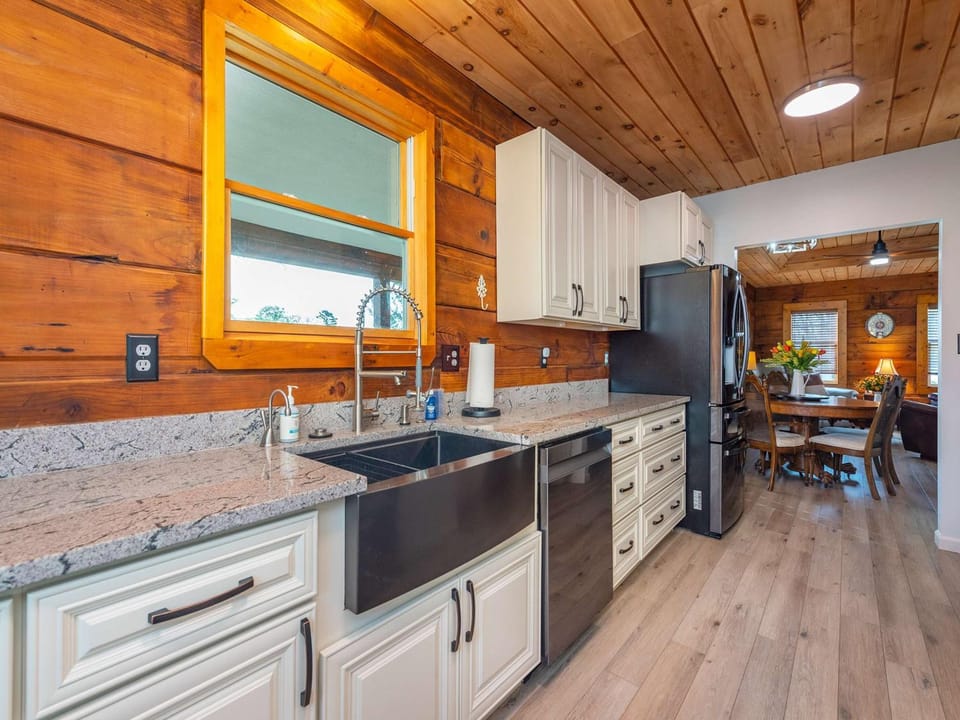 Hoots Hideaway - Porch - Fire Pit - Prime Location - Family Friendly House in Tennessee