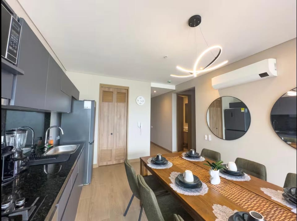 Kitchen or kitchenette, Dining area