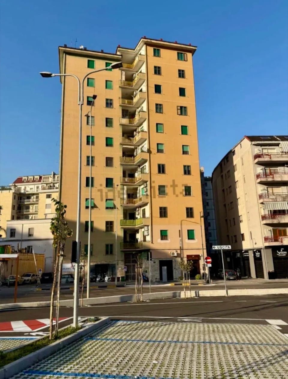 Property building, Day, Neighbourhood, Street view, Location, Parking