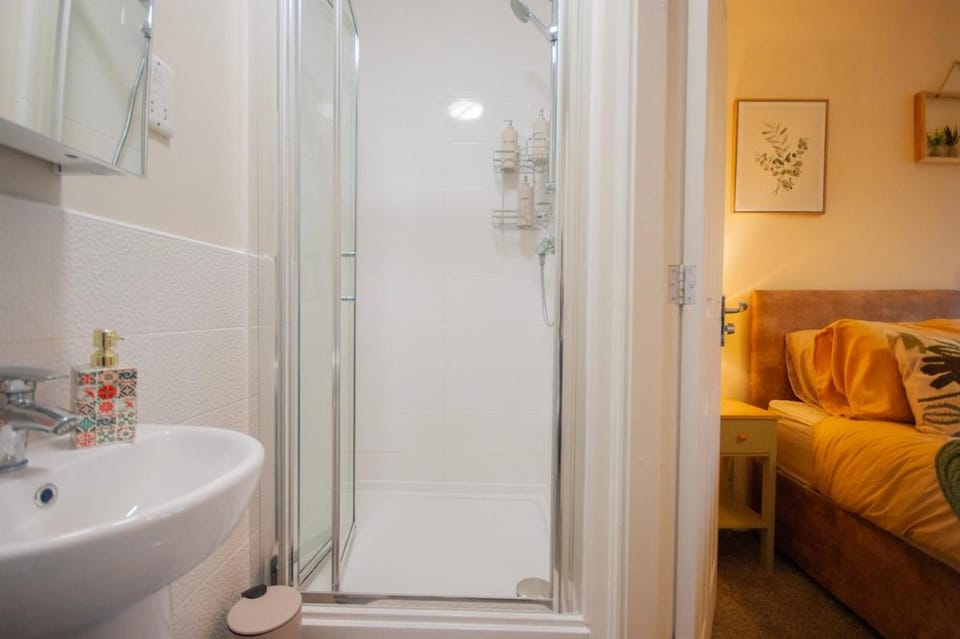 Shower, Bathroom, towels