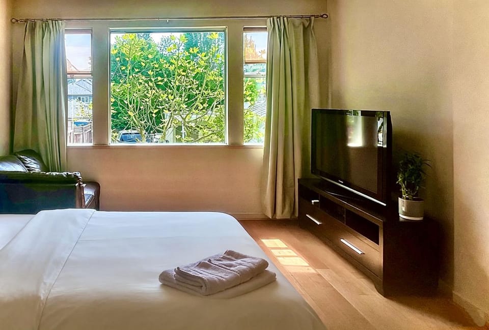 People, Garden, TV and multimedia, Photo of the whole room