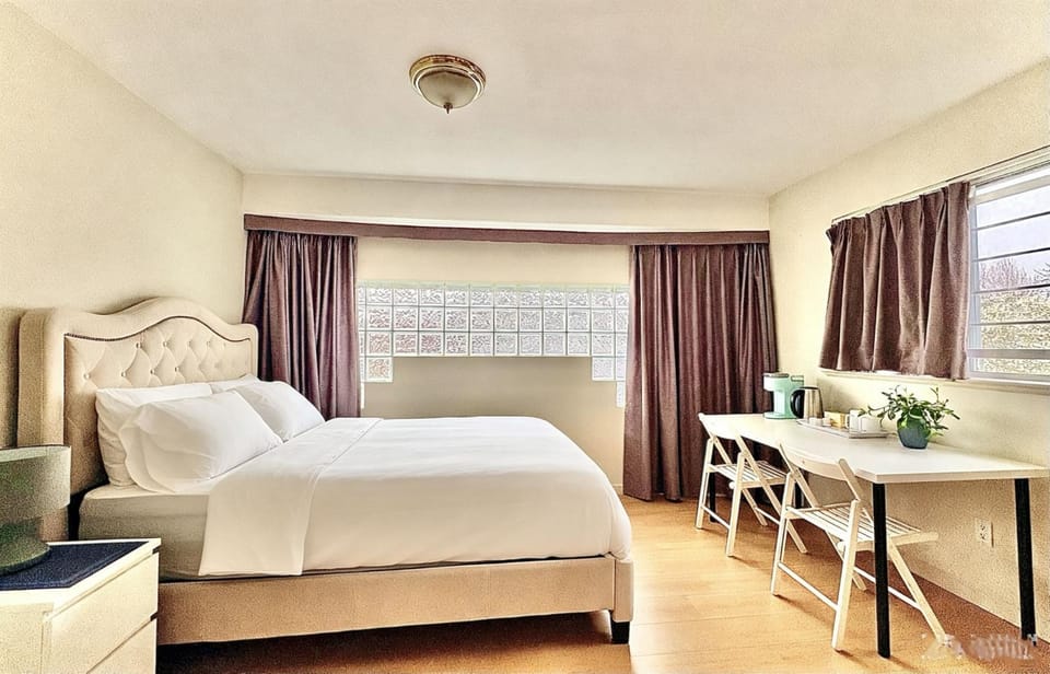 Bed, People, Photo of the whole room, Bedroom, Guests