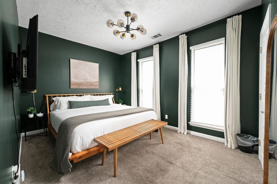 Bed, TV and multimedia, Seating area, Bedroom