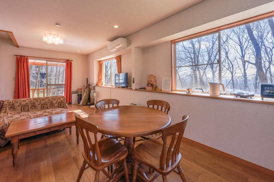 TV and multimedia, Living room, Seating area, Dining area, air conditioner