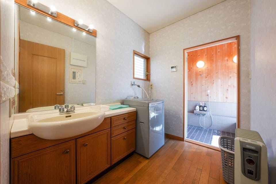 Bathroom, Bath, towels, washing machine