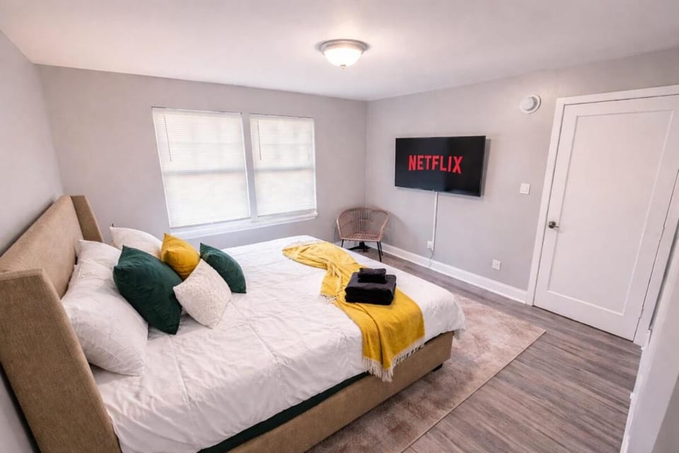 Birmingham Getaway 1BR King Suite Near Downtown Apartment in Birmingham