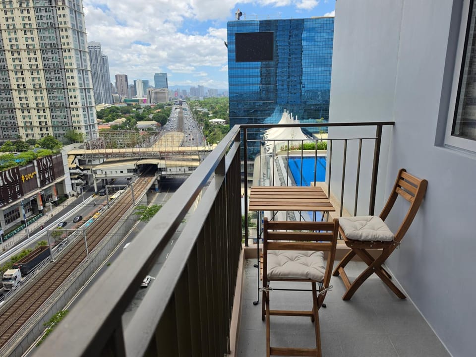 Balcony/Terrace, Seating area, City view, Pool view
