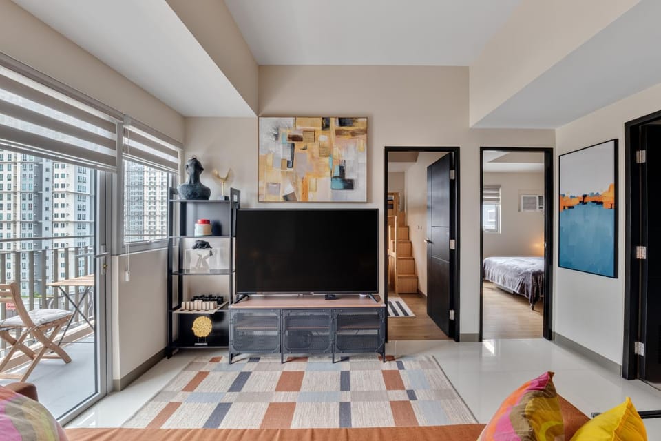 TV and multimedia, Living room, Seating area, City view