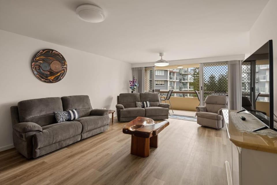 Coastal Comfort with Ocean Views - Oceania 19 Apartment in Burleigh Heads