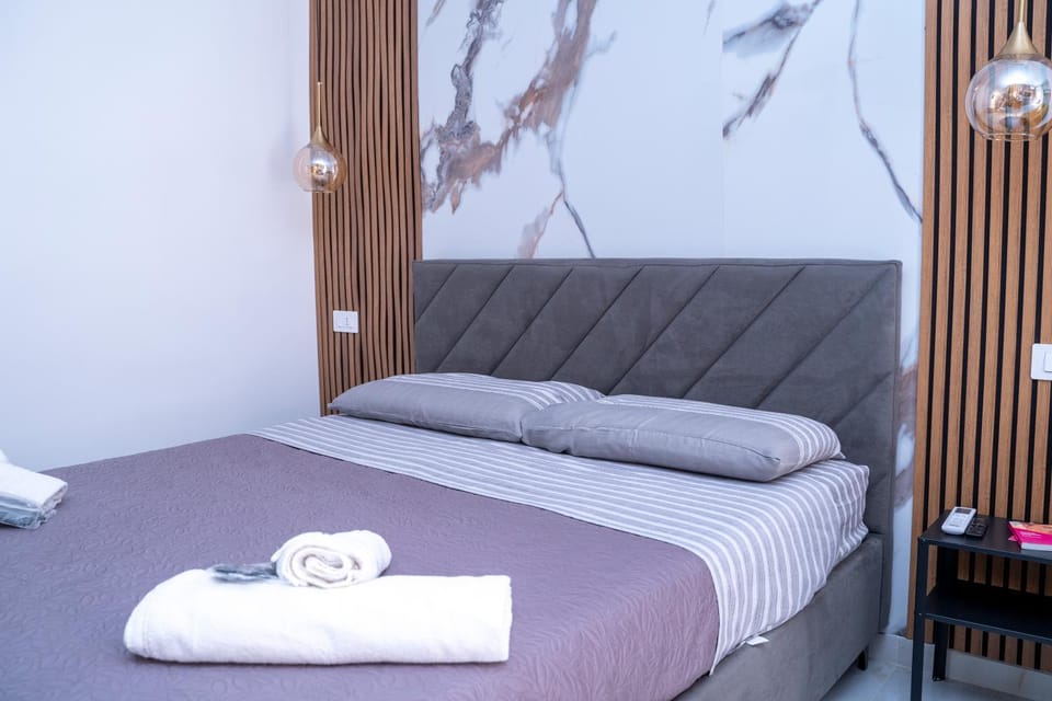 Bed, Photo of the whole room, Bedroom, towels