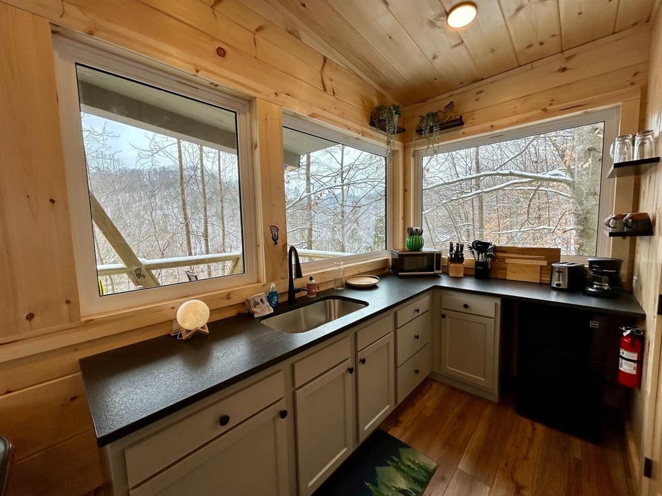 Bigfoot's Bluff - Hot Tub- Forest Canopy Cabin RRG - Located 5 Min From Nada Tunnel Cabin in Slade