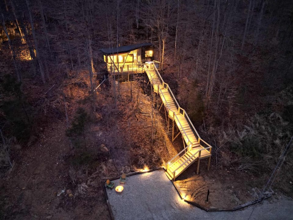 Bigfoot's Bluff - Hot Tub- Forest Canopy Cabin RRG - Located 5 Min From Nada Tunnel Cabin in Slade