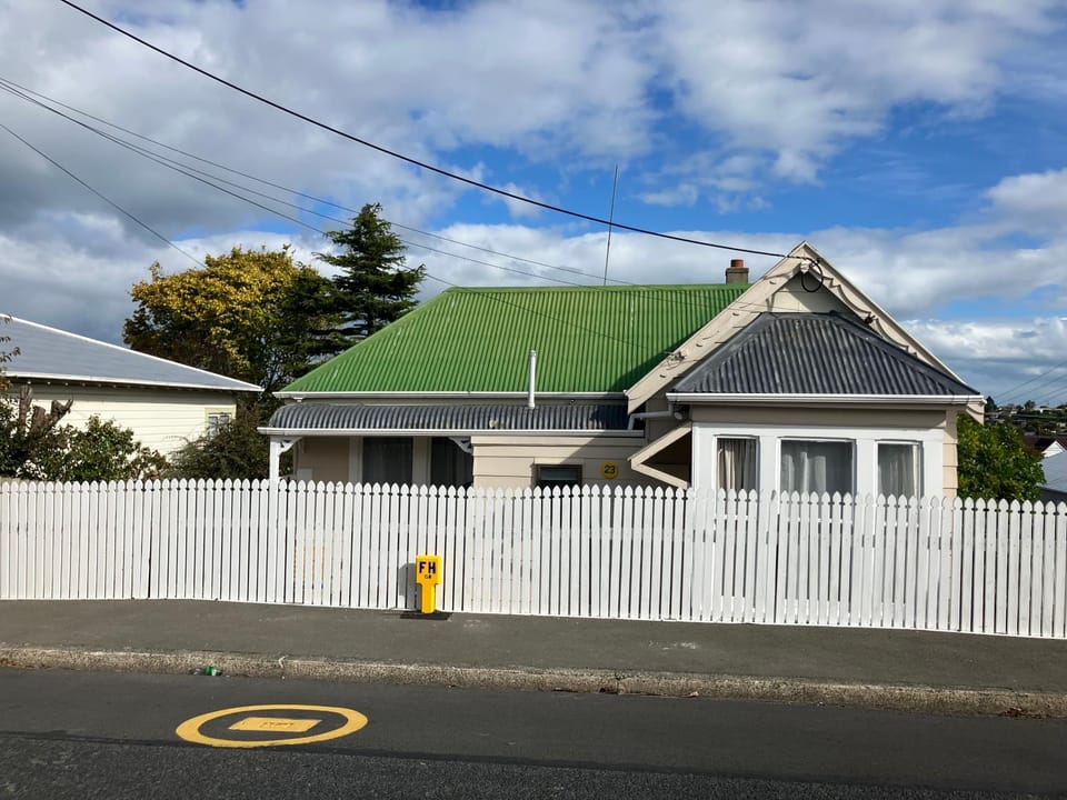 Warm and sunny 2 bedroom in Kenmore with 2 Queen beds Apartment in Dunedin