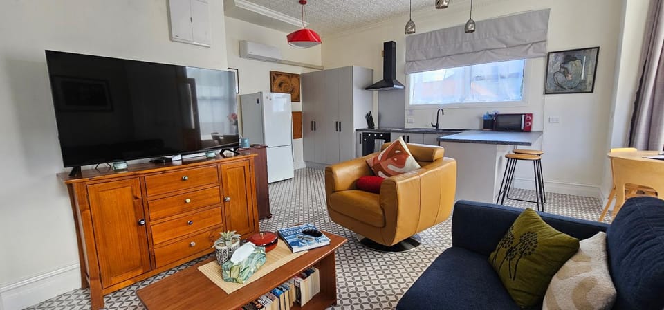 Warm and sunny 2 bedroom in Kenmore with 2 Queen beds Apartment in Dunedin