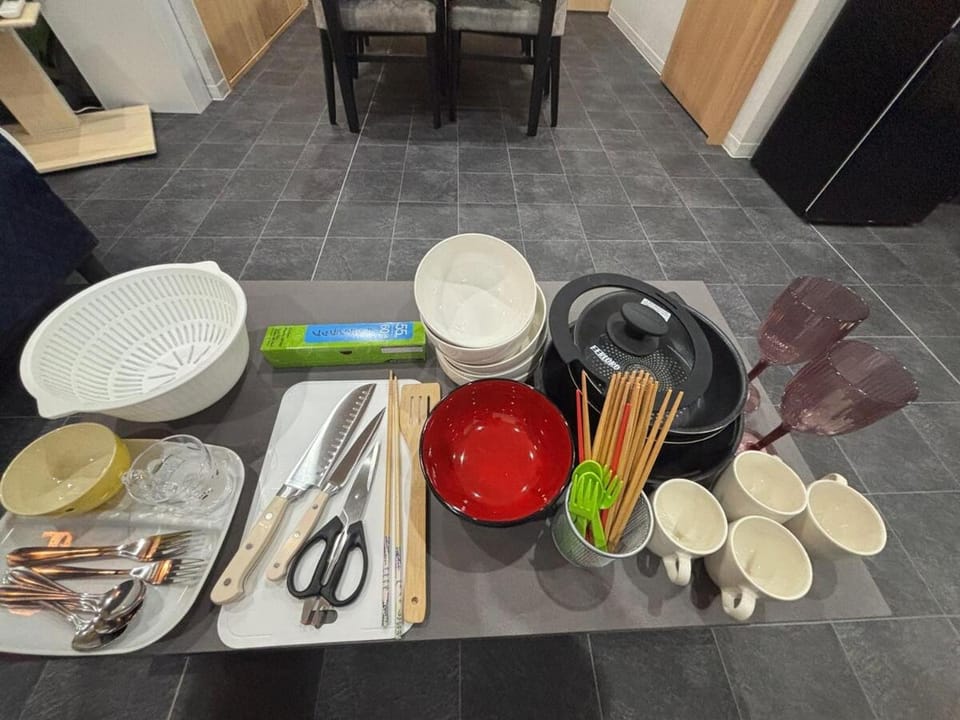 Photo of the whole room, kitchen