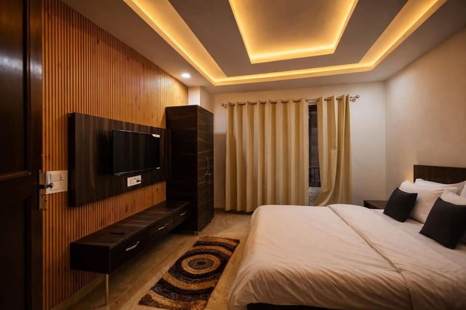 Rosewood 2BHK Near Mall Road w Mountain View Apartment in Himachal Pradesh
