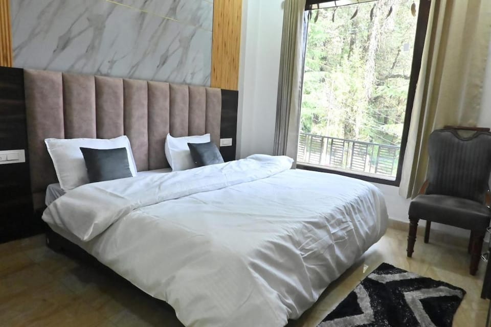 Rosewood 2BHK Near Mall Road w Mountain View Apartment in Himachal Pradesh