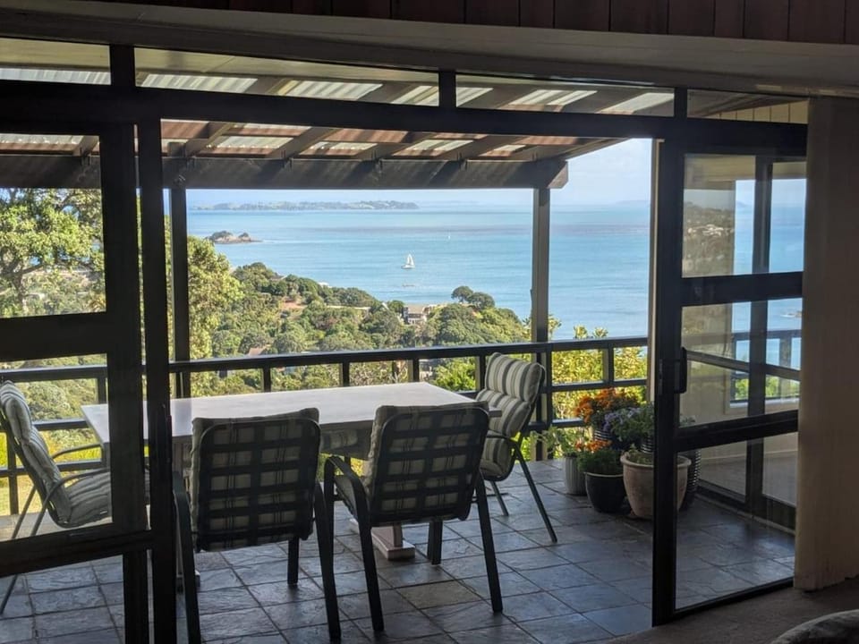 Waiheke's Panoramic Splendour House in Auckland Region