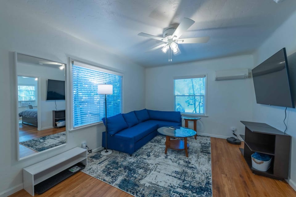 TV and multimedia, Living room, Photo of the whole room, Seating area, Bedroom