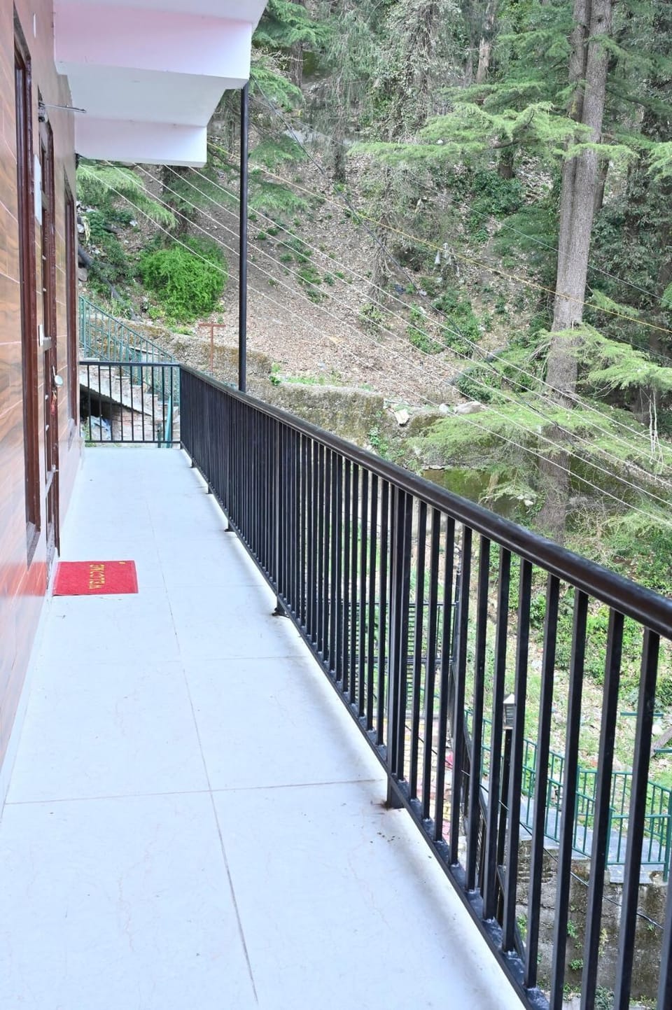 Cedarwood 2BHK Near Mall Road w Mountain View Apartment in Himachal Pradesh