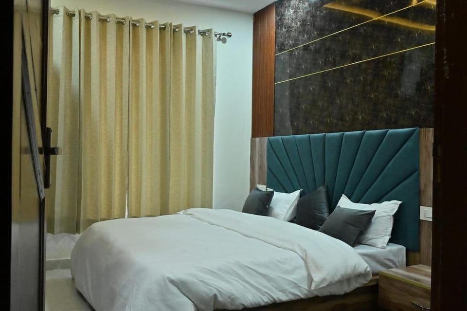 Cedarwood 2BHK Near Mall Road w Mountain View Apartment in Himachal Pradesh