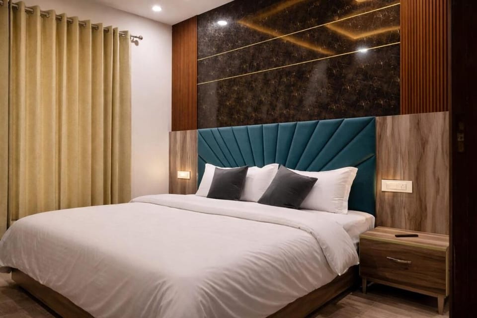 Cedarwood 2BHK Near Mall Road w Mountain View Apartment in Himachal Pradesh