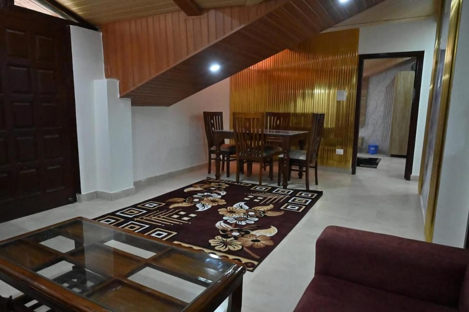 Plumwood 2BHK Near Mall Road w Mountain View Apartment in Himachal Pradesh