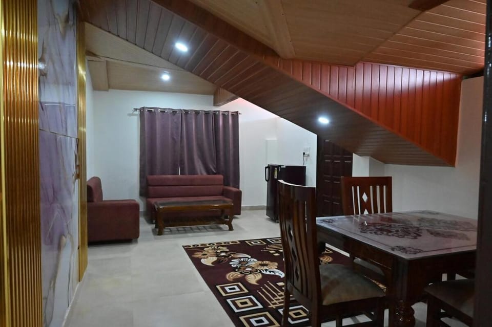 Plumwood 2BHK Near Mall Road w Mountain View Apartment in Himachal Pradesh