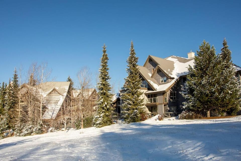 Aspens 208 - sleeps 4 - at base of Blackcomb Apartment in Whistler