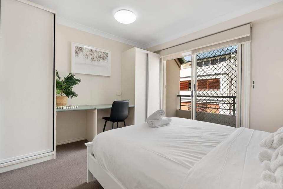 Comfortable Stay with Pool Access Apartment in Brisbane City