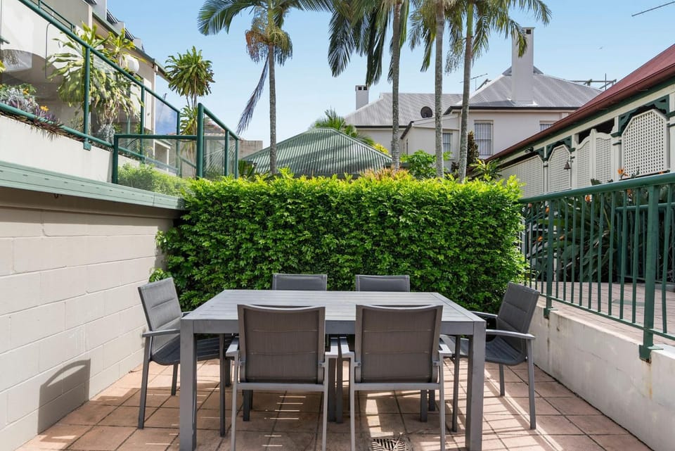 Comfortable Stay with Pool Access Apartment in Brisbane City