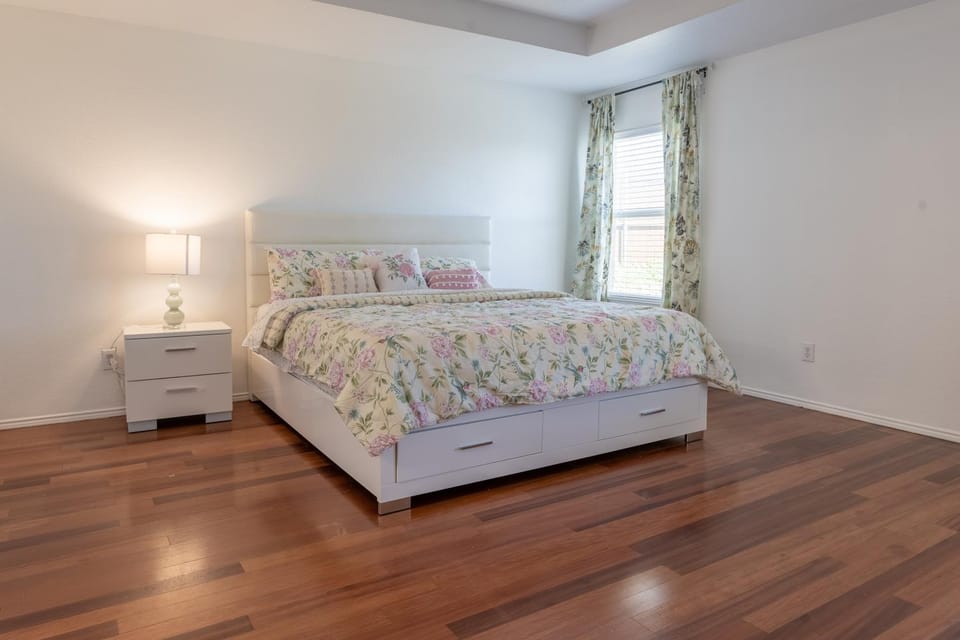 Photo of the whole room, Bedroom