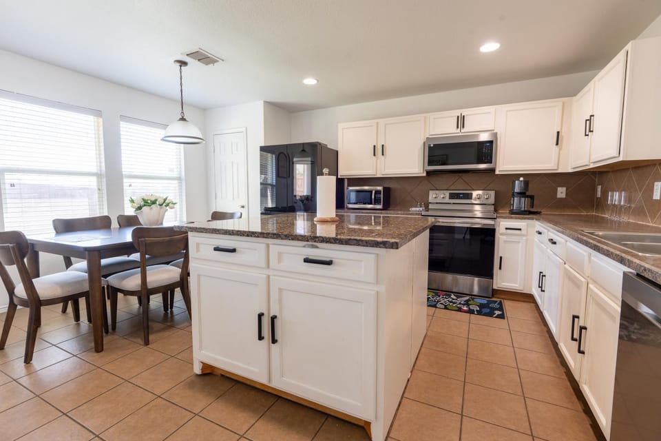 Coffee/tea facilities, oven, stove