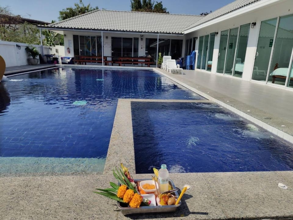 7-Bedroom Villa with XXL Pool for Groups of Friends Villa in Nong Kae