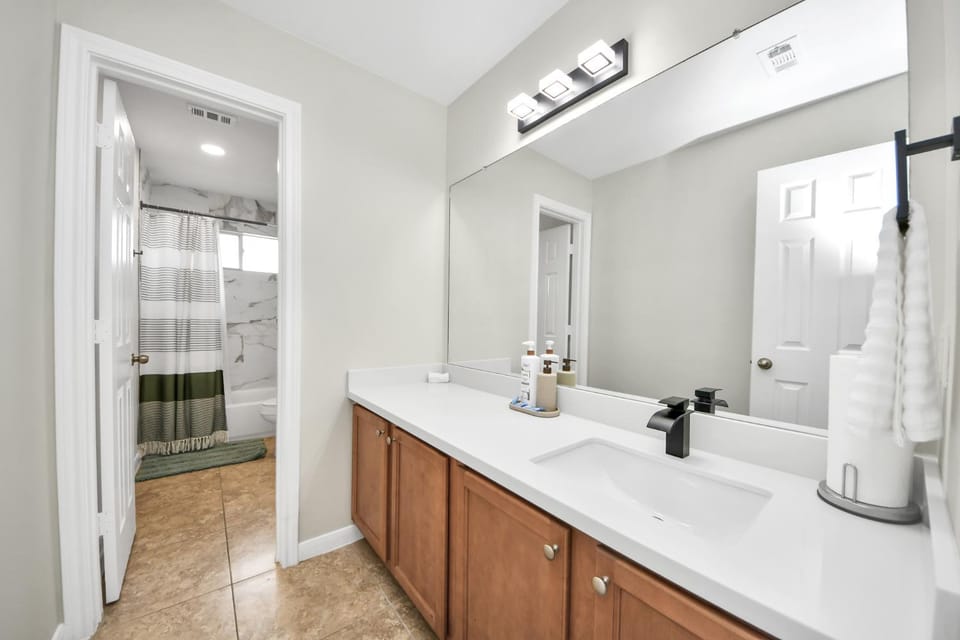 Family retreat with game room and huge yard House in Cypress