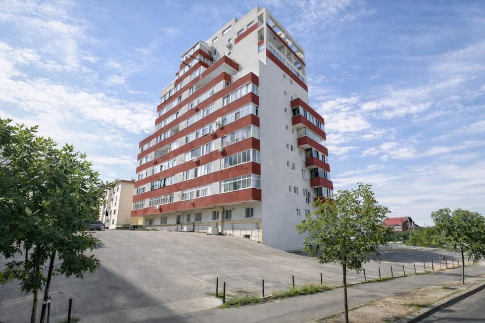 Property building, Day, Location