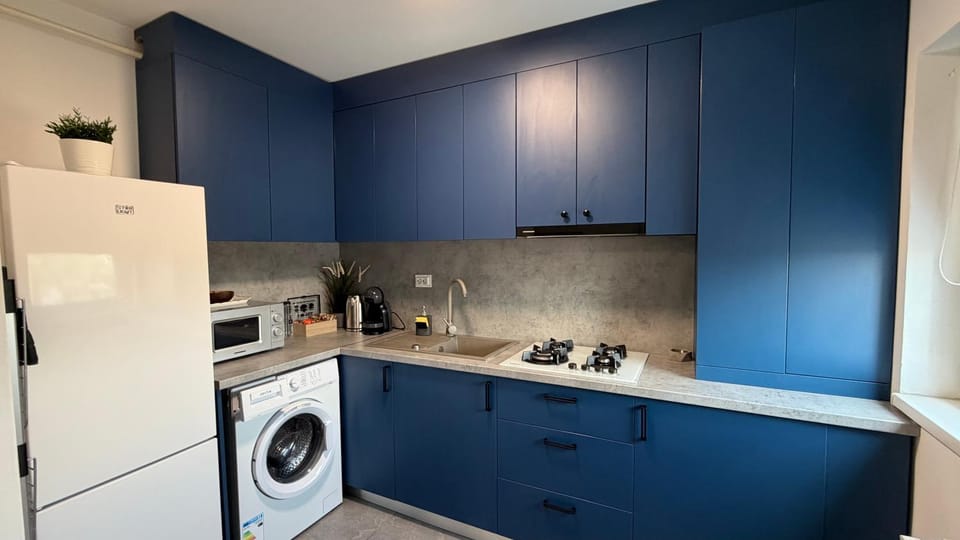 Kitchen or kitchenette, stove, washing machine