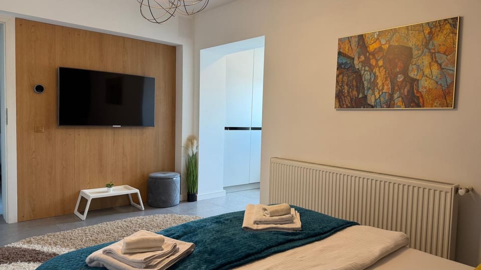 Bed, TV and multimedia, Bedroom